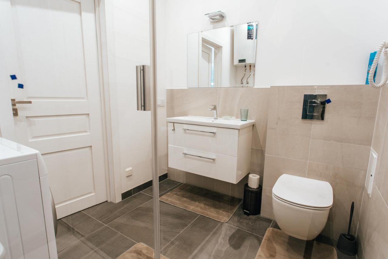 Central Comfort At Hanzas Residence, Stay Near Cafes, Bars, Museums & Esplanade Riga Exterior photo